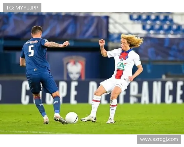 哈维西蒙斯:新星崛起的足球天才与未来之路探索 哈维西蒙斯:新星崛起的足球天才与未来之路探索